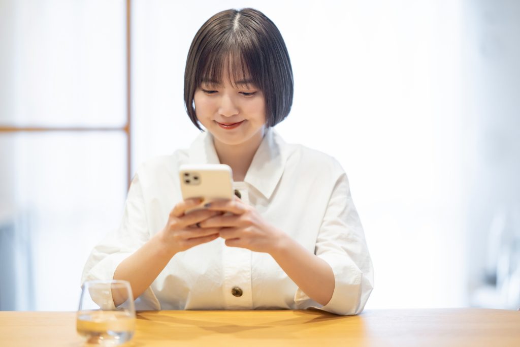 スマホでやり取りする女性