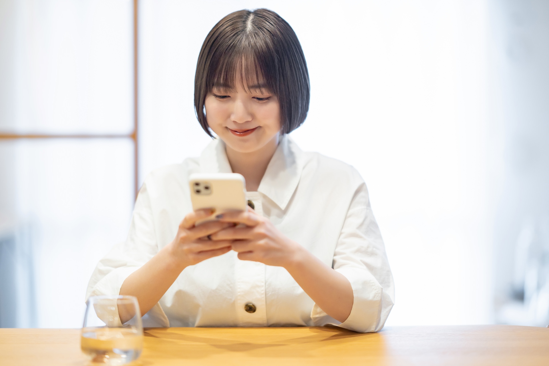 スマホでやり取りする女性