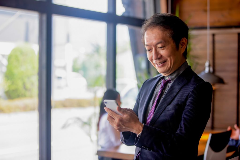 中年男子がスマホ